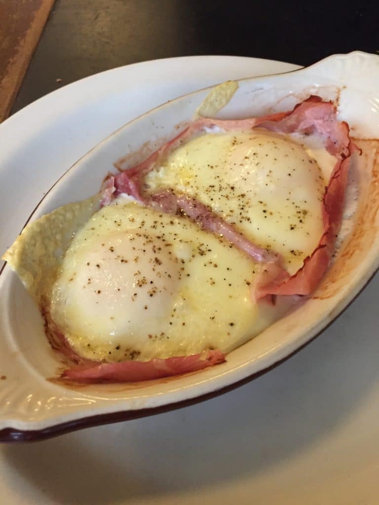 Oeufs (broiled) plats, Jambon et Fromage (gruyère)